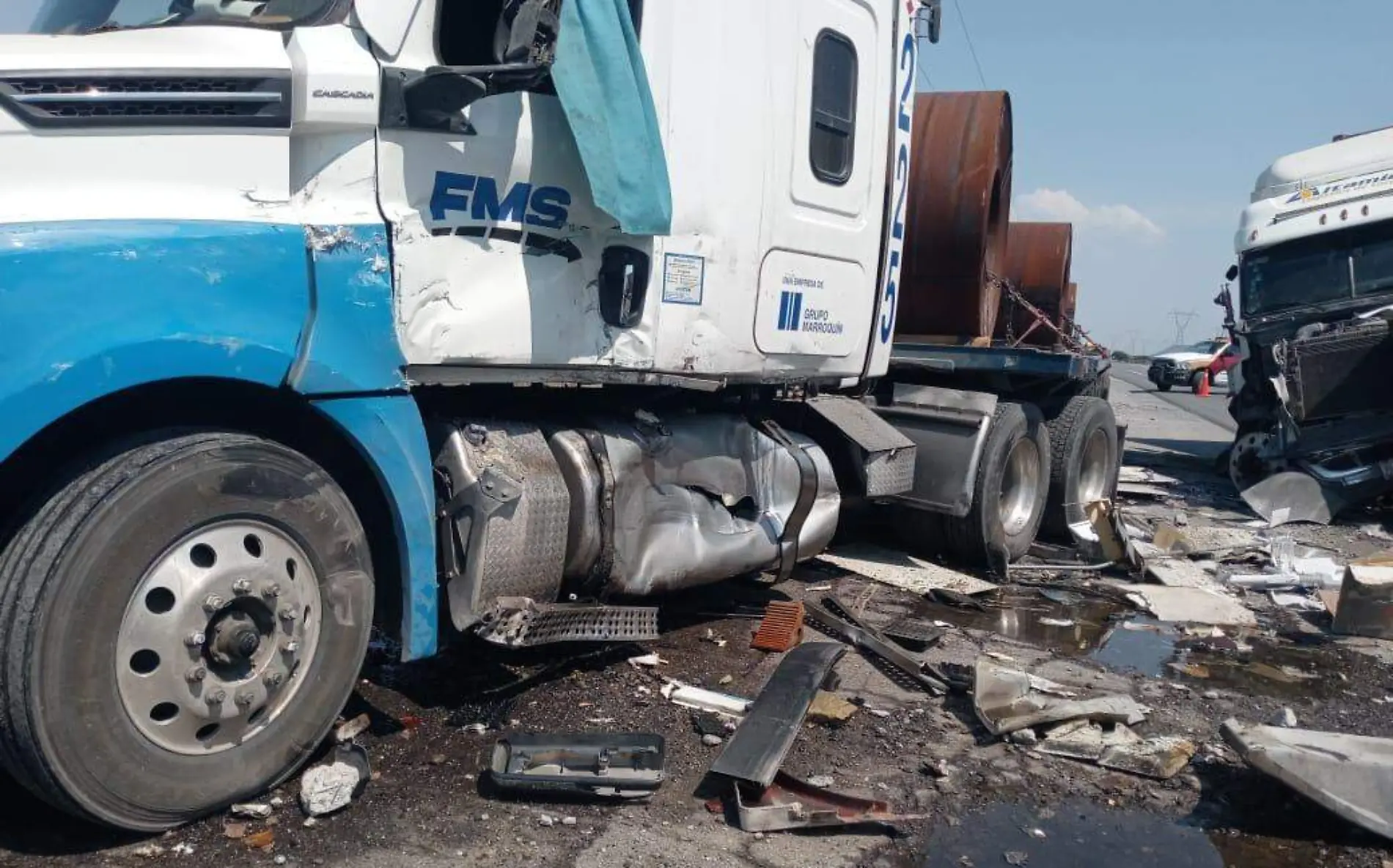 Cierran carretera Ciudad Victoria-Zaragoza por choque de tráileres y camioneta de la CFE SSPT (3)